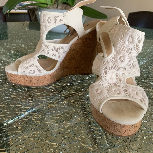 Shoes - Picture 3 of 6